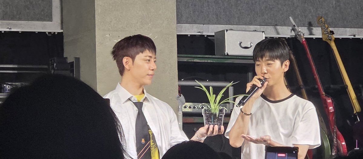 bapjool's tweet photo. 헐 용국오라버니 나비란 들고 등장 ㄷㄷㄷㄷㄷㄷ https://t.co/w8STY0NyoV