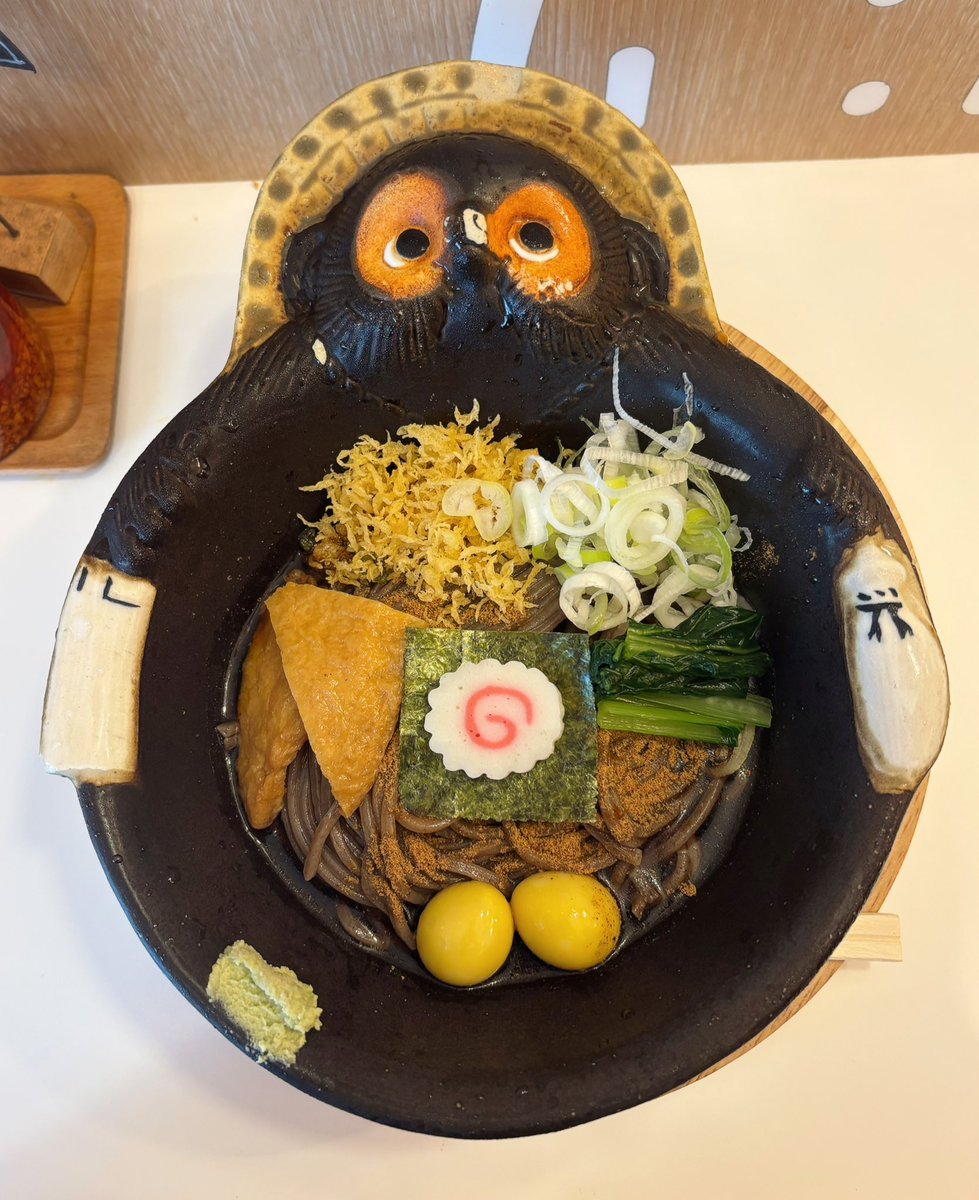 akairinga's tweet photo. たぬきは飲み物。
冷したぬきそばS
器のあまりの可愛さにラーメンじゃなく蕎麦だが4杯目を急遽食べることに。良く冷えた蕎麦は冷麺に近いような弾力のあるものでとても飲み物のようには食べれないが、具沢山でラー油が効いており美味しかった！この器欲しい… https://t.co/WsrmnsdrJD