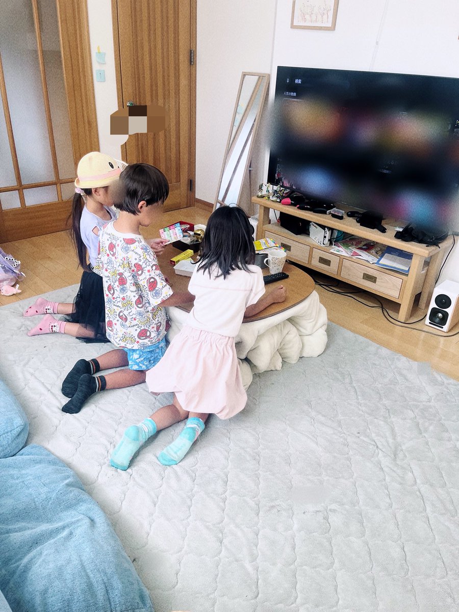 d8ucggcfy's tweet photo. 息子、女の子に囲まれてて平和すぎる

（アポ無し訪問 同級生女の子👧👧）
（なんかいっつも遊び相手女の子）

家の中で女の子の笑い声がして
新鮮すぎー！！！なんて華やかなんだ https://t.co/sGsvk1Dimq