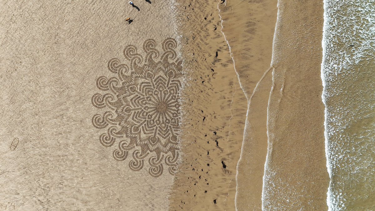 glenboigmark's tweet photo. Sand art being erased by the tide. Belhaven Beach, Dunbar. There’s a person in the image for scale… #elaf https://t.co/nhNKtn6alU