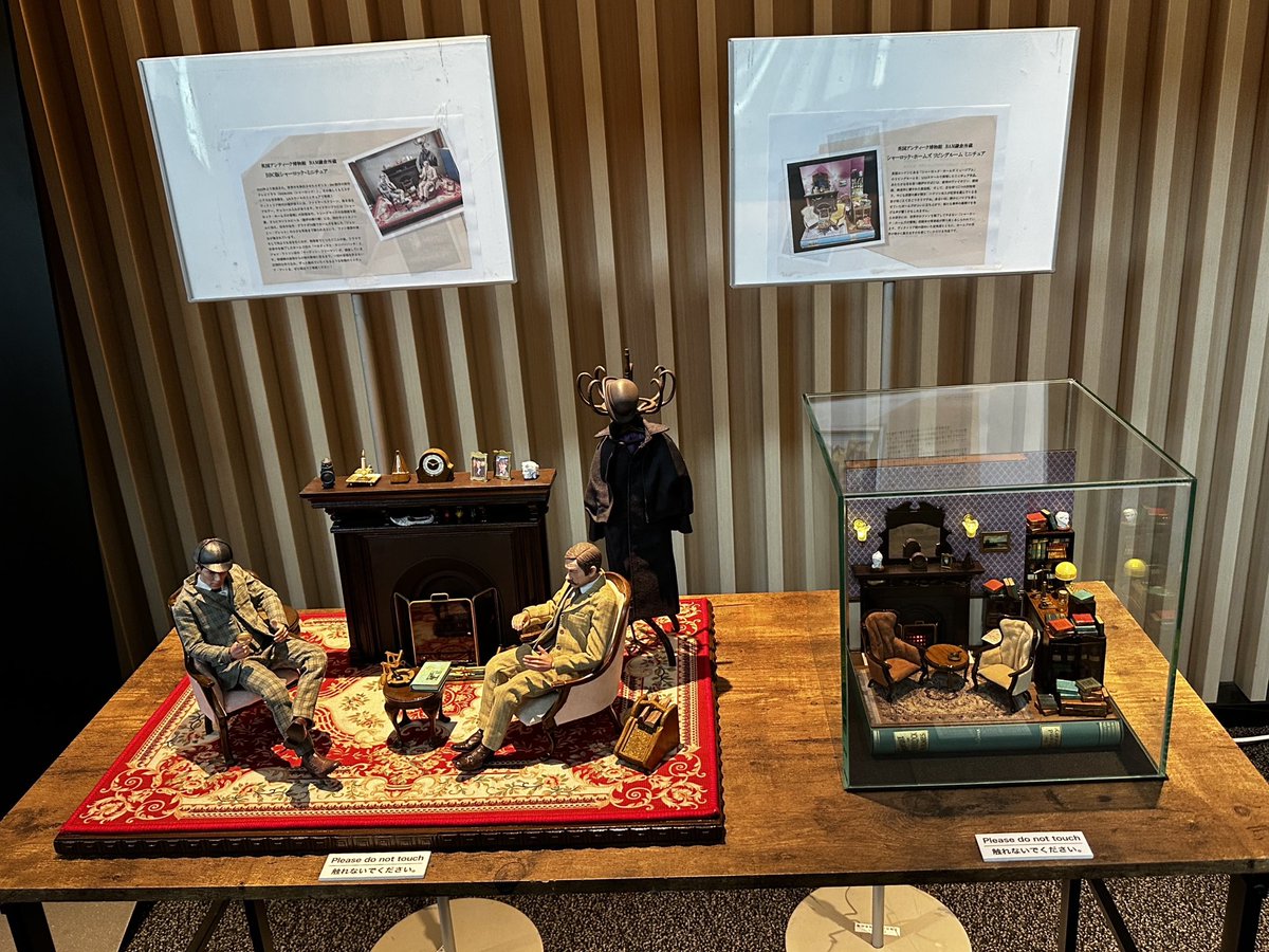 BAM_KAMAKURA's tweet photo. 🕵圧倒的な没入感🕵
土橋館長が、ノサカラボ朗読劇『シャーロック・ホームズ #6』を観劇してきました！ 🔍📕

「生演奏」×「生効果音」、そしてレジェンド声優陣による「生の朗読劇」。 そのすべてが劇場で融合した瞬間、凄まじいライブ感と没入感に包まれました。リアルで圧巻のステージに感動しました😭

今回披露されたのは、ホームズ物語から珠玉の3編。
 
🚲「孤独な自転車乗り」 
🏡「ぶな屋敷」
 🎭「黄色い顔」

ホームズ役の山寺宏一さん、ワトソン役の水島裕さんをはじめ、大塚明夫さん、谷山紀章さん、沢���みゆきさんといった超豪華キャストの熱演により、まるで19世紀ロンドンの物語の中にタイムスリップしたかのような感覚に陥ります🇬🇧

谷山紀章さん(Wキャスト／17日(金)出演)
浅沼晋太郎さん(Wキャスト／18日(土)、19日(日)出演)
沢城みゆきさん (昼公演出演)
佐倉綾音さん(夜公演出演)

この圧倒的なライブ感は、生でこそ味わえるもの❗️シャーロック・ホームズを愛する皆様、そして極上のエンターテインメントを求めている皆様、ぜひ劇場へ足を運んでみてください🕵

英国アンティーク博物館BAM鎌倉は、舞台美術、秘蔵コレクションの展示、シャーロック・ホームズグッズの物販で、今年もノサカラボ『シャーロック・ホームズ朗読劇 #6』に全面協力させていただいてます🎩

📅 公演概要
日程： 2026年7月17日（金）〜19日（日）
会場： 東京・日経ホール
公式HP： https://t.co/l8AsP9vvPH
チケット購入： https://t.co/WYkI6ImgQl

#英国アンティーク博物館
#BAM鎌倉
#土橋正臣
#シャーロックホームズ
#ノサカホームズ6
#シャーロックホームズ朗読劇