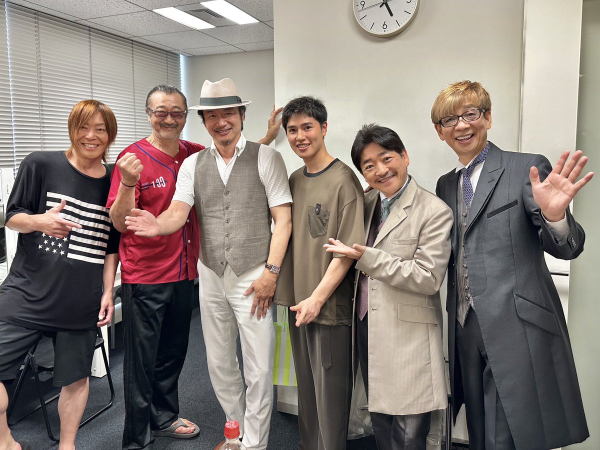 BAM_KAMAKURA's tweet photo. 🕵圧倒的な没入感🕵
土橋館長が、ノサカラボ朗読劇『シャーロック・ホームズ #6』を観劇してきました！ 🔍📕

「生演奏」×「生効果音」、そしてレジェンド声優陣による「生の朗読劇」。 そのすべてが劇場で融合した瞬間、凄まじいライブ感と没入感に包まれました。リアルで圧巻のステージに感動しました😭

今回披露されたのは、ホームズ物語から珠玉の3編。
 
🚲「孤独な自転車乗り」 
🏡「ぶな屋敷」
 🎭「黄色い顔」

ホームズ役の山寺宏一さん、ワトソン役の水島裕さんをはじめ、大塚明夫さん、谷山紀章さん、沢���みゆきさんといった超豪華キャストの熱演により、まるで19世紀ロンドンの物語の中にタイムスリップしたかのような感覚に陥ります🇬🇧

谷山紀章さん(Wキャスト／17日(金)出演)
浅沼晋太郎さん(Wキャスト／18日(土)、19日(日)出演)
沢城みゆきさん (昼公演出演)
佐倉綾音さん(夜公演出演)

この圧倒的なライブ感は、生でこそ味わえるもの❗️シャーロック・ホームズを愛する皆様、そして極上のエンターテインメントを求めている皆様、ぜひ劇場へ足を運んでみてください🕵

英国アンティーク博物館BAM鎌倉は、舞台美術、秘蔵コレクションの展示、シャーロック・ホームズグッズの物販で、今年もノサカラボ『シャーロック・ホームズ朗読劇 #6』に全面協力させていただいてます🎩

📅 公演概要
日程： 2026年7月17日（金）〜19日（日）
会場： 東京・日経ホール
公式HP： https://t.co/l8AsP9vvPH
チケット購入： https://t.co/WYkI6ImgQl

#英国アンティーク博物館
#BAM鎌倉
#土橋正臣
#シャーロックホームズ
#ノサカホームズ6
#シャーロックホームズ朗読劇