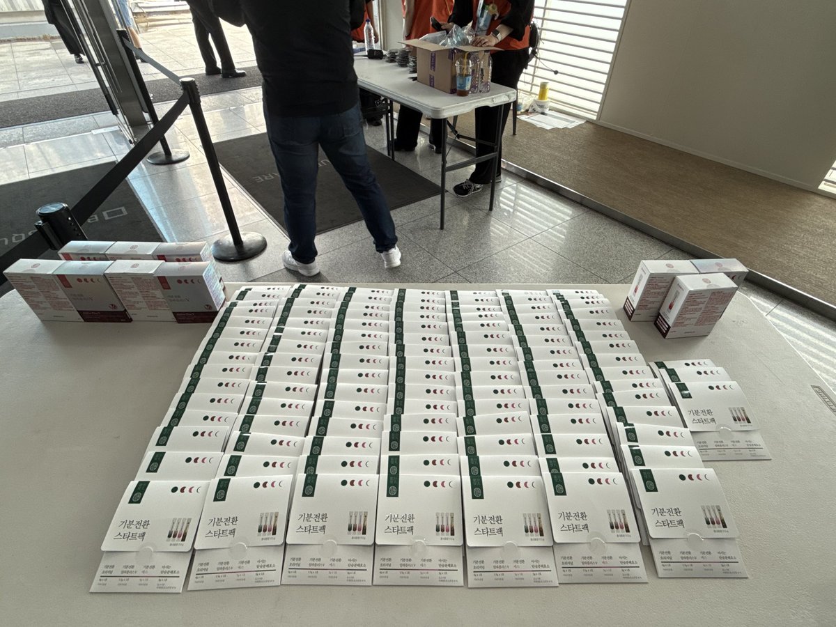 lifepharm_kr's tweet photo. EVOL들 V라인은 XLOV가 지킨다💪
XLOV 서울 콘서트 양일간✔️
콘서트홀 입구에서 생활약속 부스에서
기분전환 스타트팩 받아가기!♥️
#생활약속 #기분전환 #XLOV #엑스러브 https://t.co/efJMQZ9Ii5
