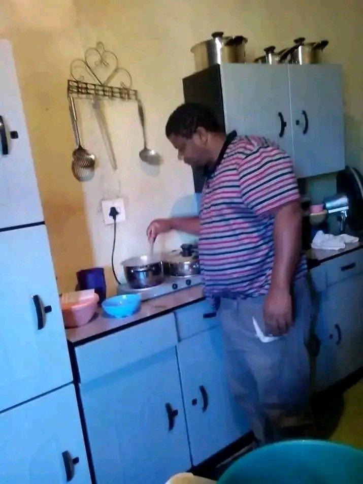 maetsebane's tweet photo. Haiboo what kind of a millionaire is this cooking on a hot plate. This can't be a kitchen of a millionaire 🤦‍♀️🚮

That apology was not enough. He must apologise again a be alle nyana then we'll be satisfied https://t.co/mC22SqqUei