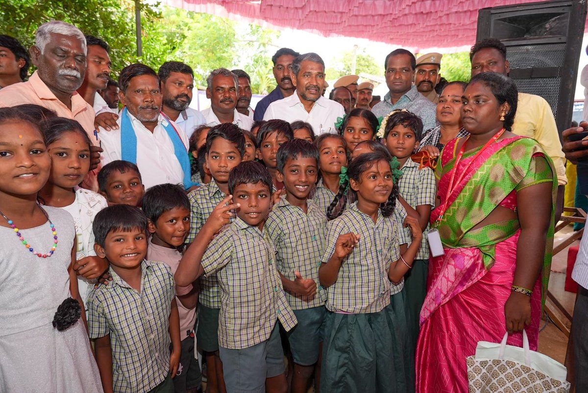 OffVanniArasu's tweet photo. திண்டிவனம் - ரோஷனையில் அமைந்துள்ள தாய்த் தமிழ் பள்ளியில் பேராசிரியர் பிரபா கல்விமணி அவர்கள் ஒருங்கிணைத்திருந்த 'காமராசர் பிறந்தநாள் - கல்வி வளர்ச்சி நாள்' நிகழ்வில் மாண்புமிகு சமூக நீதித்துறை அமைச்சர் திரு. @VanniTamizhVCK அவர்கள் இன்று (18.07.26) பங்கேற்றார். இந்நிகழ்வில் ஒலக்கூர் - மயிலம் - மரக்காணம் ஆகிய ஒன்றியங்களில் 10ஆம் வகுப்பு பொதுத்தேர்வில் சிறப்பிடம் பெற்ற மாணவர்களுக்கு விருதுகள் வழங்கி வாழ்த்தினார்.

#TNGovt #socialjusticeministervanniarasu #officeofsocialjusticeminister