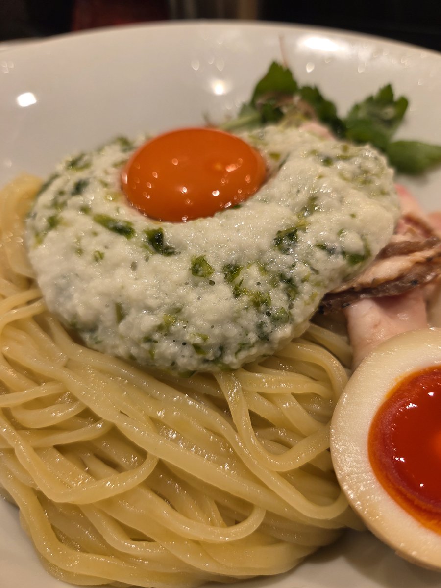 menriusandayo's tweet photo. 八咫烏@水道橋
山かけ煮干しスーパーつけ麺(特製)
今週の限定を土曜日駆込みGET！
冷たく締められたツルシコ麺に卵黄を落とした山葵山掛けは清涼感抜群、鰹の効いた醤油際立つ端麗なつけ汁、オーソドックスながら烏の意匠が随所に感じる纏まり良いつけ麺、最初から最後までスルスルとイケちゃう🥹→ https://t.co/vs54EQs4B4