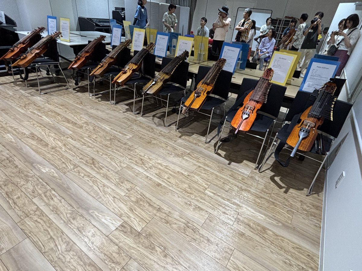 harparejapan's tweet photo. 別室でニッケルハルパと弓の情報交換会。最大瞬間ハルパ密度が国内最高に。
楽器のサイズ、キーの仕様、パーツの大きさなど個体差が大きい楽器です。弓の形の違を見比べたり、実際に持ち主に弾いてもらって音を聴いたり、面白く興味深い会でした！

 #東京ステンマ2026夏 https://t.co/4Ygl5gyi1z