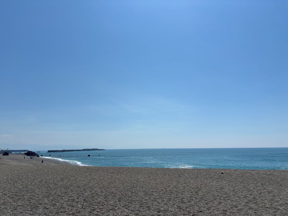 ryoma_kinenkan's tweet photo. 梅雨が明け、高知にも夏がやってきました☀ 今日から「りょうま館の夏休み」もスタートしました！
当館は桂浜の坂本龍馬像から徒歩5分ほどの場所にございます。歩いてお越しの際は、椿の小径という遊歩道をご利用ください。(写真1枚目のすぐ右側) この道は木陰になっていて涼しいですが、桂浜からは上り坂となりますのでご注意ください。

桂浜公園内には、坂本龍馬像をはじめ、桂浜水族館、飲食店やお土産物屋などもございます。
今年の夏は桂浜へ是非お越しください✨