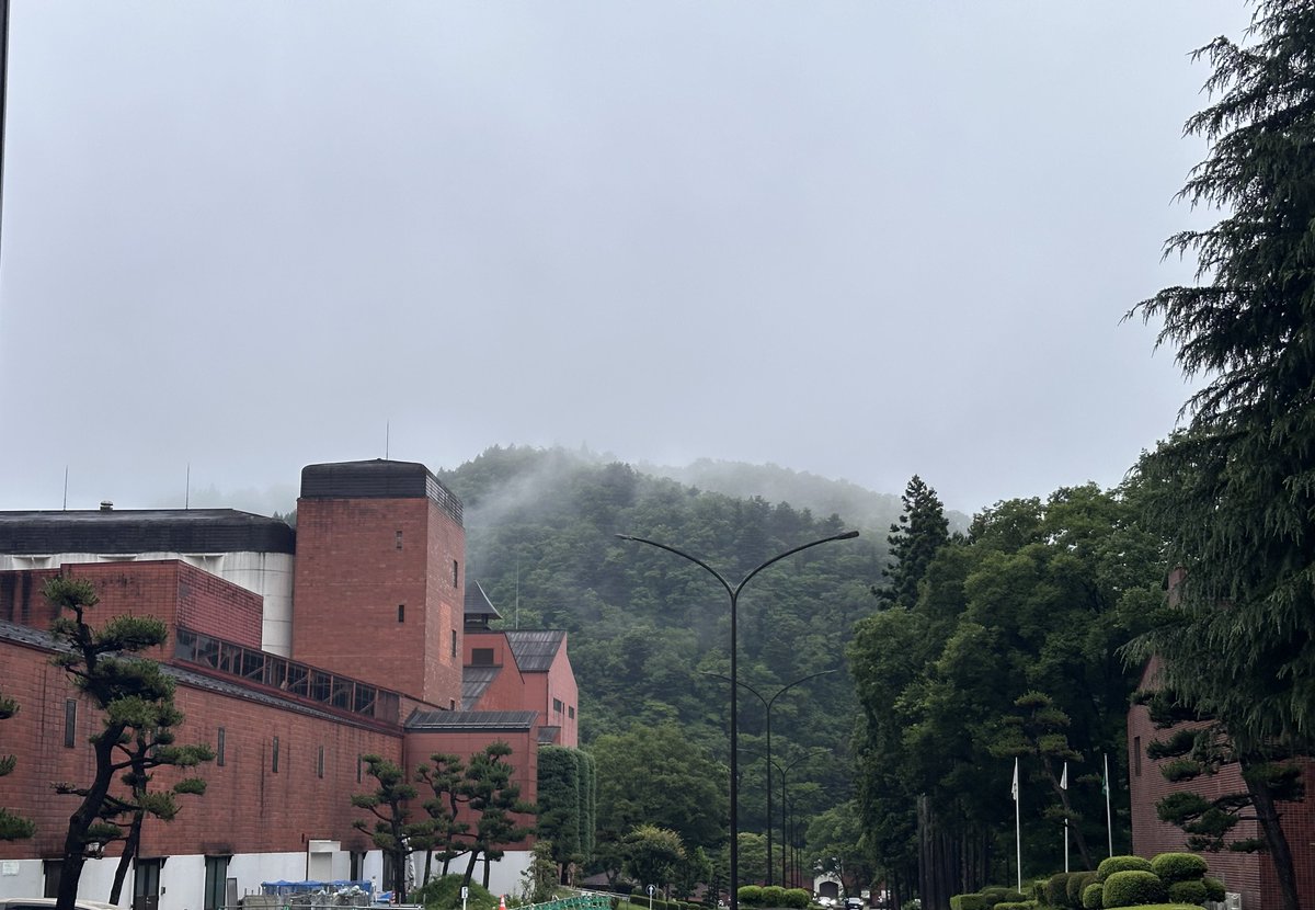 __204_NoContent's tweet photo. 東北ポケ勢軍団に混ぜて貰い、念願叶って宮城峡蒸溜所の見学に行って来ました〜！🥃
雨のおかげで濃い霧が出てくれたので、風情のある景色が拝めた https://t.co/nK747pzG9V