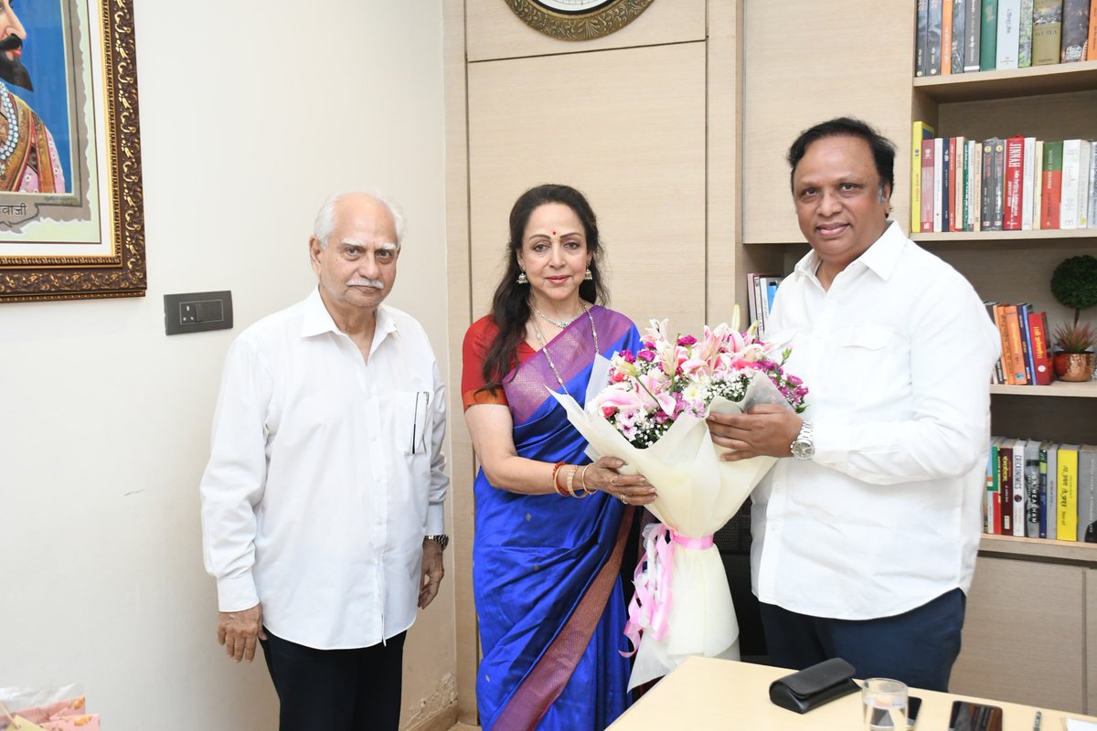 ShelarAshish's tweet photo. मा. खासदार पद्मश्री अभिनेत्री हेमा मालिनी जी आणि दिग्दर्शक पद्मश्री रमेश सिप्पी जी यांनी वांद्रे कार्यालयात भेट घेतली.
.....................
Glad to welcome Padma Shri and Hon'ble MP Hema Malini Ji, along with legendary filmmaker Padma Shri awardee Ramesh Sippy Ji, to my office in Bandra. It was a pleasure to interact with two stalwarts who have enriched India's cinematic legacy. 

#Mumbai #AshishShelar