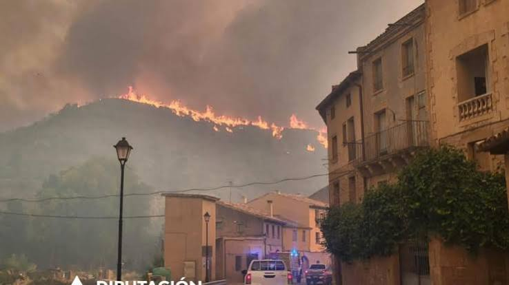 RecortesCero's tweet photo. Todo nuestra  fuerza a los vecinos de las Cinco Villas y a todas las zonas afectadas por incendios. 

Más de 60.000 hectáreas quemadas en España. 
Basta!   Total apoyo a las exigencias de los #BomberosForestales  para que puedan prevenir incendios en vez de apagarlos 
@FIRETBF https://t.co/CMJSsZGnl0