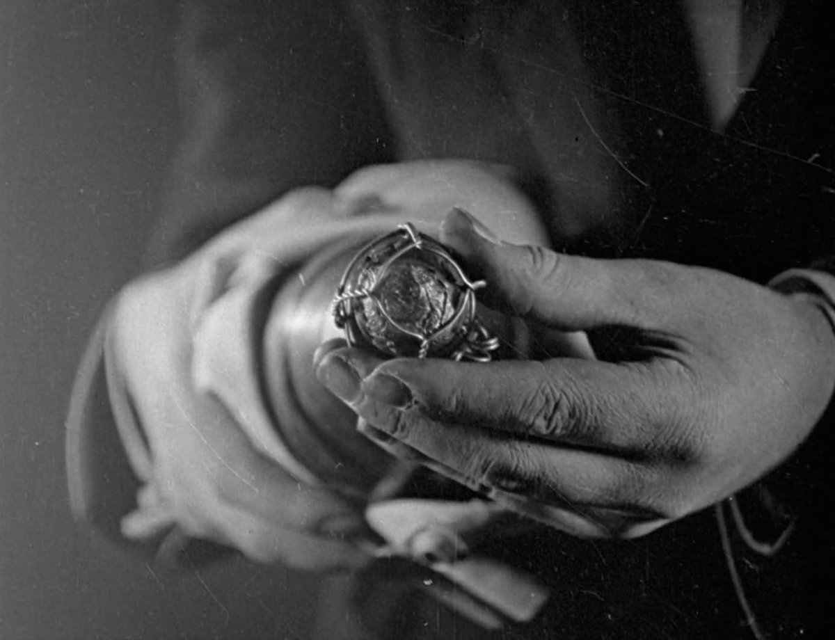 GarconsOfficiel's tweet photo. Joueur de flûte…
Pour pouvoir filmer un plan à travers une coupe de champagne, Hitchcock fit construire pour “Champagne” (1928) un verre géant une mise au point correcte. Un 7ème film qui reste mineur mais où l’on voit déjà la patte du futur maître du suspense @philippe_rouyer https://t.co/R7TKtzQVJ7