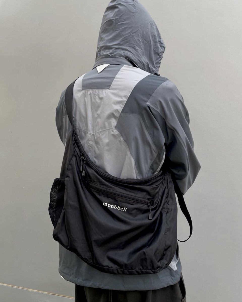y_knman's tweet photo. mont-bellのショルダーバッグ、コスパ最強…
S・M・Lの3サイズ展開で用途に合わせて選べるし、都会的なルックスでこの価格は神すぎる https://t.co/fMvm3xDWzj