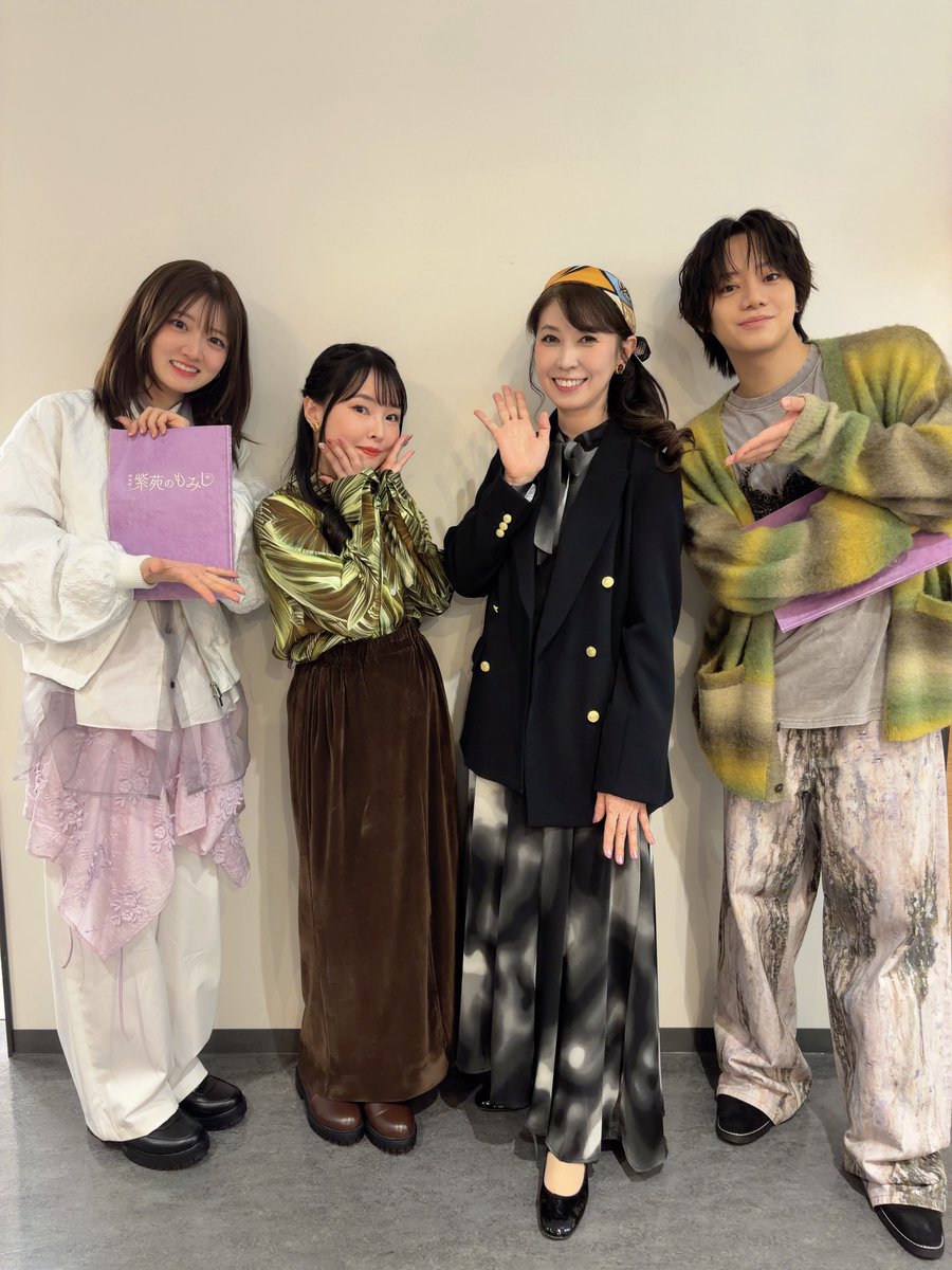 ayaMiNTgreen's tweet photo. 2日目昼公演ありがとうございました🍁
写真はアフタートークの４人で☺️

右から、
佐藤流司さん
三石琴乃さん
伊藤かな恵さん

この後は17時から夜公演！◎
ご来場お待ちしております🙌🏻
#紫苑のもみじ https://t.co/iUqx4VVFrV