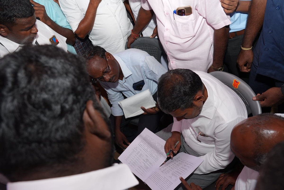 OffVanniArasu's tweet photo. திண்டிவனம் – தாய்த் தமிழ் பள்ளியில் இன்று (18.07.2026) காலை நடைபெற்ற காமராசர் பிறந்தநாள் – கல்வி வளர்ச்சி நாள் நிகழ்வைத் தொடர்ந்து, மாண்புமிகு சமூகநீதி அமைச்சர் திரு. @VanniTamizhVCK அவர்களிடம் தொகுதி பொதுமக்கள் தங்களது கோரிக்கை மனுக்களை வழங்கினர்.
பெறப்பட்ட மனுக்கள் மீது விரைவான நடவடிக்கை மேற்கொள்ளும் வகையில், அவை உடனடியாக சம்பந்தப்பட்ட துறை அதிகாரிகளுக்கு அனுப்பிவைக்கப்பட்டன.

#TNGovt #socialjusticeministervanniarasu #officeofsocialjusticeminister
