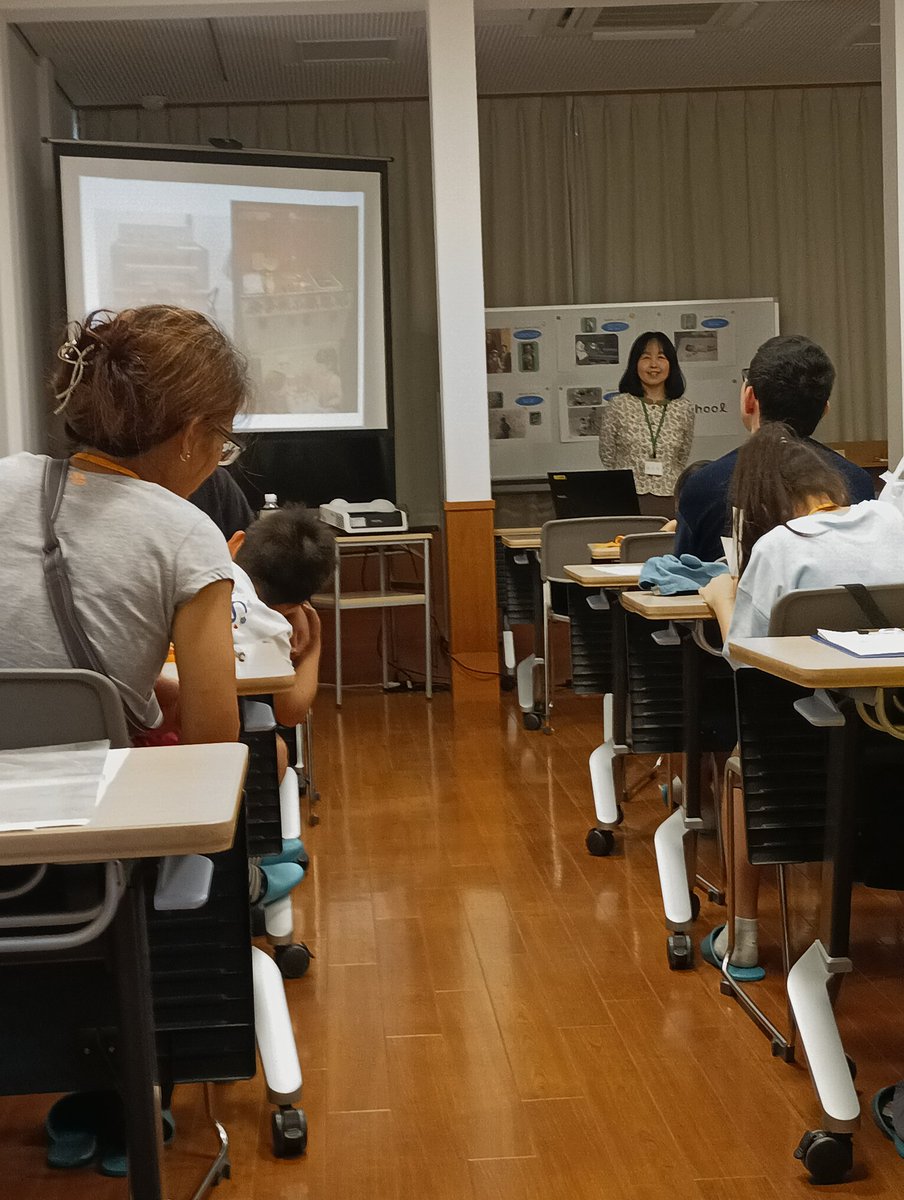 Ikoma_learning's tweet photo. 本日は生駒ふるさとミュージアムで、昭和100年記念講座「ザ・昭和おもちゃヒットパレード」を開催しました。日本玩具博物館の尾崎織女さんをお招きして、江戸から明治、大正、昭和のおもちゃの歴史を分かりやすく話してくださいました。子どもたちは見たことのない玩具に触れて目を輝かせていました。 https://t.co/QEZNxFVwyR