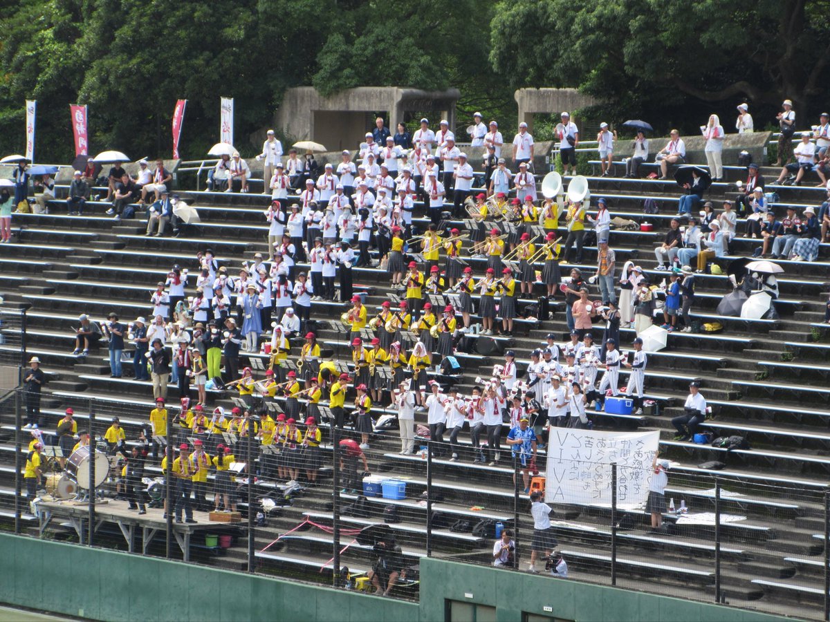 shizuokahigashi's tweet photo. 学校に帰ってきてから、お互いにお礼を伝え合い３年生と応援団長と写真を撮りました🏫📸✨

みなさん、本当にお疲れ様でした‼️
ゆっくり休んでくださいね🌈🌻⚾️ https://t.co/g0sR8sOtfO