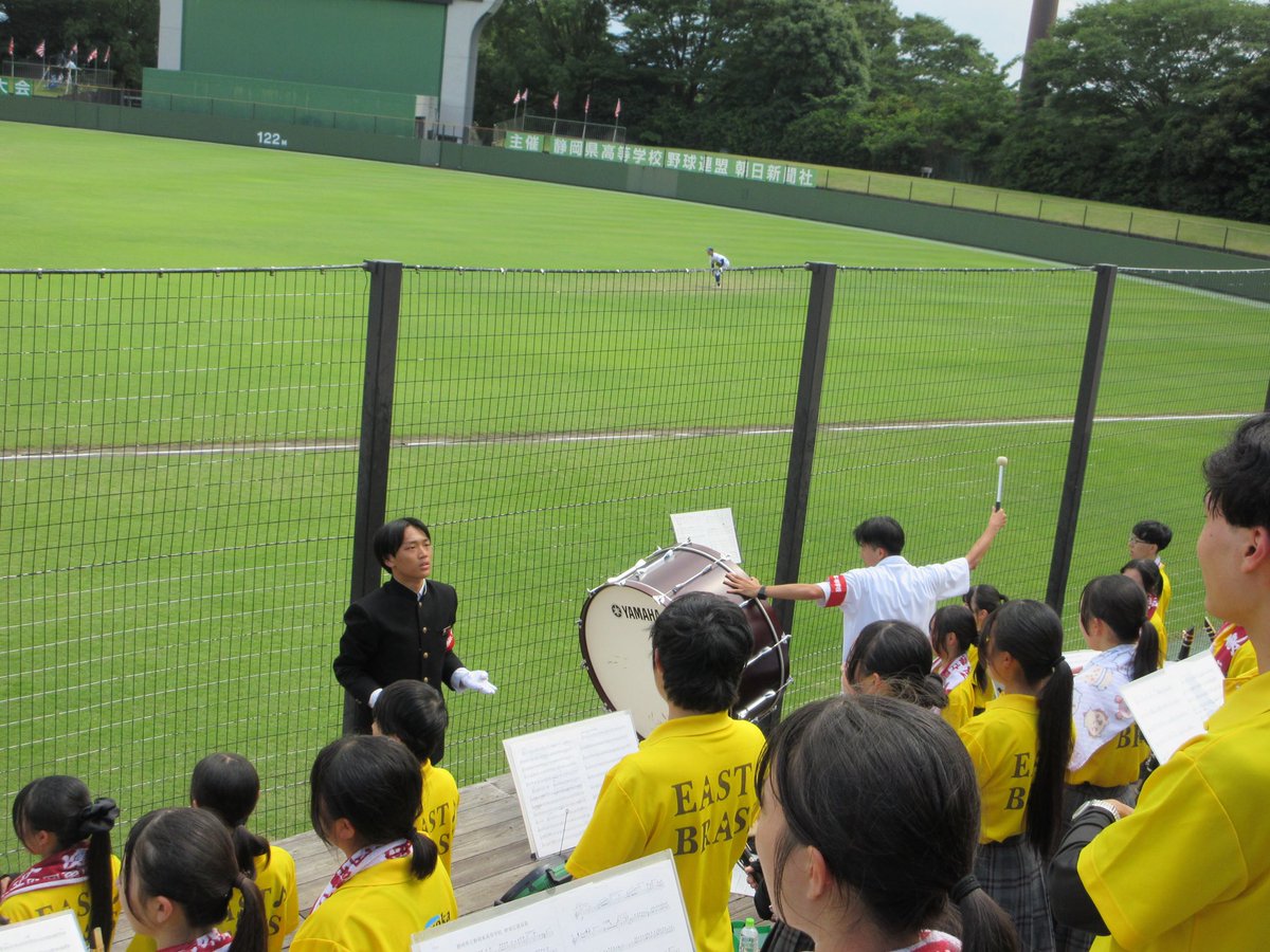shizuokahigashi's tweet photo. 学校に帰ってきてから、お互いにお礼を伝え合い３年生と応援団長と写真を撮りました🏫📸✨

みなさん、本当にお疲れ様でした‼️
ゆっくり休んでくださいね🌈🌻⚾️ https://t.co/g0sR8sOtfO