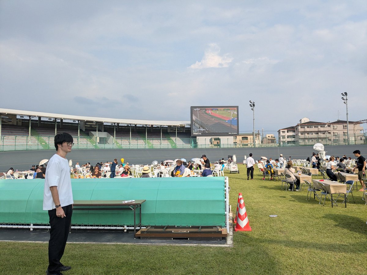 keirinosaka's tweet photo. 本日岸和田競輪場バンク内にて
バンクdeビアガーデン🍻🍻
サマーナイトフェスティバルを観戦しながらキンキンのビールで乾杯☺🍻
皆様のご来場お待ちしております♪♪
＃志水祐彦
＃成田可菜絵
＃南部翔太
＃陶器一馬 https://t.co/V0zY824OLT
