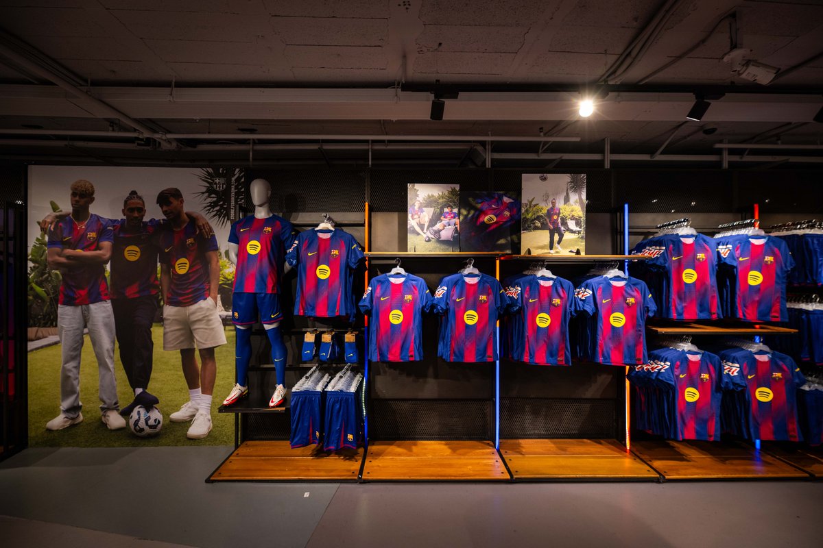 BarcaUniversal's tweet photo. 🚨 Barcelona are now the highest-earning club in world football from shirt sales and merchandising, according to UEFA:

- Barcelona: €277m
- Real Madrid: €231m
- PSG: €88m
Spain and the United States are currently Barça’s two most profitable markets.

— @mundodeportivo https://t.co/fYBP0KrNKQ