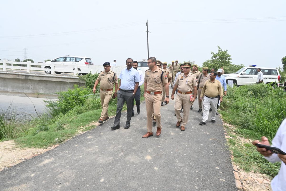 firozabadpolice's tweet photo. #DM_FRZ एवं #SSP_FRZ द्वारा आगामी कांवड़ यात्रा के दृष्टिगत जनपद के कांवड़ मार्ग का स्थलीय निरीक्षण किया गया। निरीक्षण के दौरान सुरक्षा व्यवस्था,यातायात प्रबंधन, बैरिकेडिंग,पेयजल,डायवर्जन एवं अन्य आवश्यक व्यवस्थाओं का जायजा लेकर संबंधित को दिए गए आवश्यक दिशा-निर्देश । https://t.co/gYGsfB4EdR