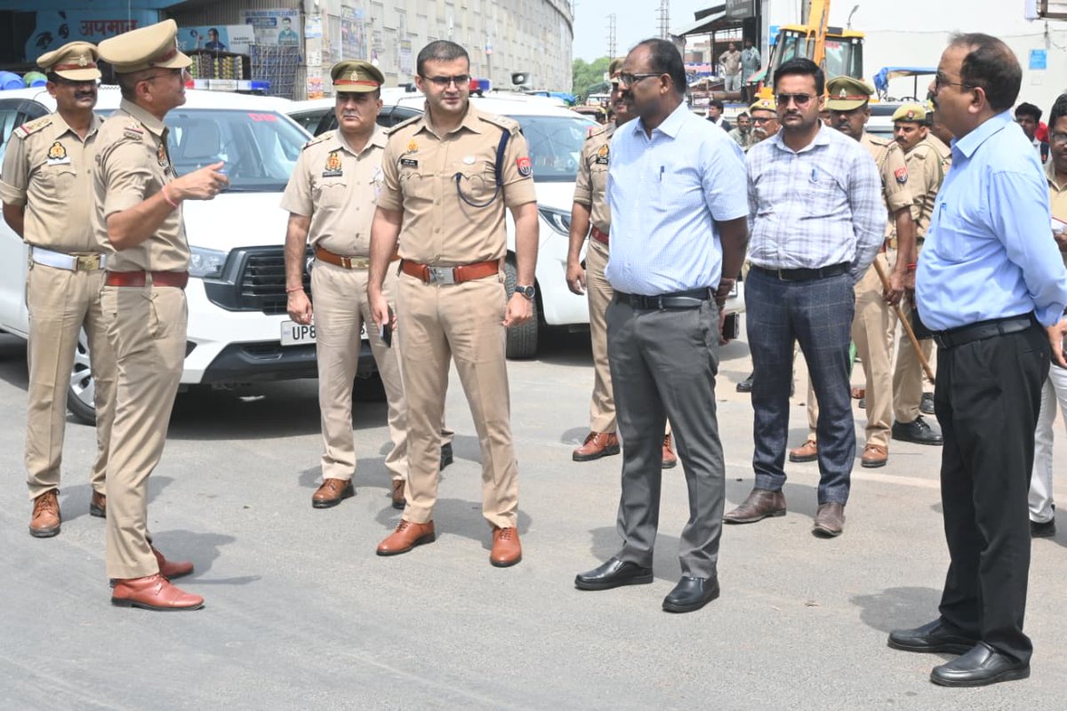 firozabadpolice's tweet photo. #DM_FRZ एवं #SSP_FRZ द्वारा आगामी कांवड़ यात्रा के दृष्टिगत जनपद के कांवड़ मार्ग का स्थलीय निरीक्षण किया गया। निरीक्षण के दौरान सुरक्षा व्यवस्था,यातायात प्रबंधन, बैरिकेडिंग,पेयजल,डायवर्जन एवं अन्य आवश्यक व्यवस्थाओं का जायजा लेकर संबंधित को दिए गए आवश्यक दिशा-निर्देश । https://t.co/gYGsfB4EdR