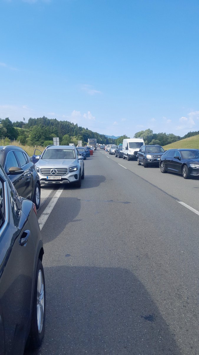 JozeLikosar's tweet photo. Stojimo na Štajerki, ampak se ne bojim redarjev, ker imam parkirno uro... https://t.co/2uJ3MkQzY9