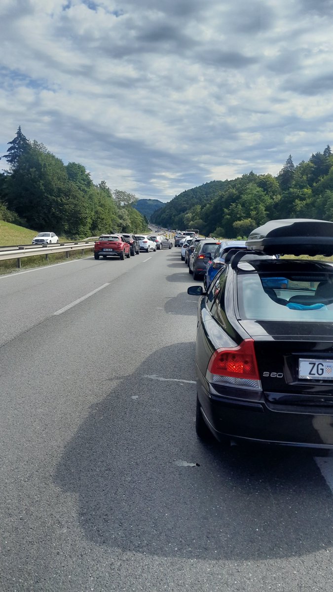 JozeLikosar's tweet photo. Stojimo na Štajerki, ampak se ne bojim redarjev, ker imam parkirno uro... https://t.co/2uJ3MkQzY9