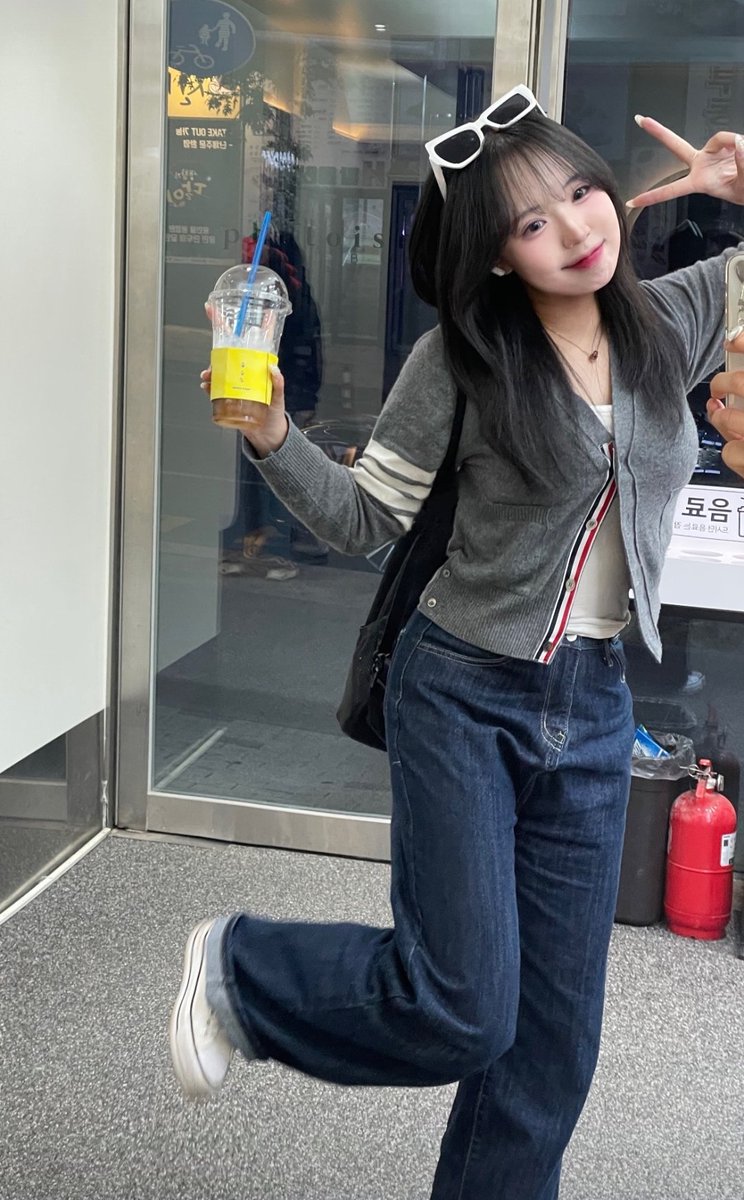 ghsudk09's tweet photo. 06년생 장지율
지율이 첫 사진은 손잡이도 달려있고 아헤가오도 가능하다는 섹스어필인데 에버랜드  화장실 갔을때 따라가서 소리 지르면 죽는다 하고 물도 없는 보지에 박아버리고 영상 찍어서 먹고 싶을때마다 부르고 싶다 https://t.co/9tGtjivxpO