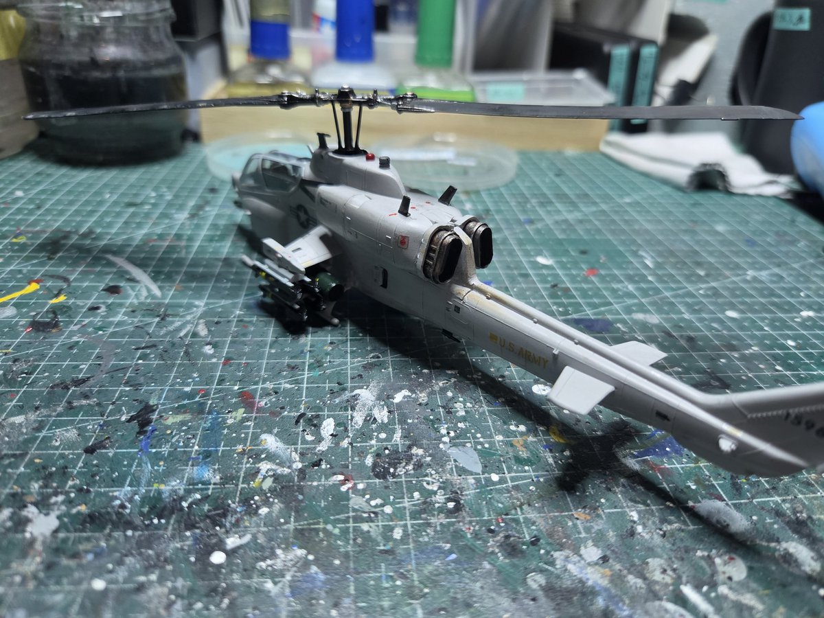 t_wakou's tweet photo. 「AH-1コブラ戦闘ヘリ」完成しました。
個人的にはハインドよりもアパッチよりもコブラ派です。
このガリガリと思えるほど機体の細さに必要最低限の武装見た目が良き✨️
デカールは中古品でボロボロでリペアしても意味なく…あるものでそれっぽいようにしました。
#プラモデル
#プラモデル完成 https://t.co/eyftzDyAy6
