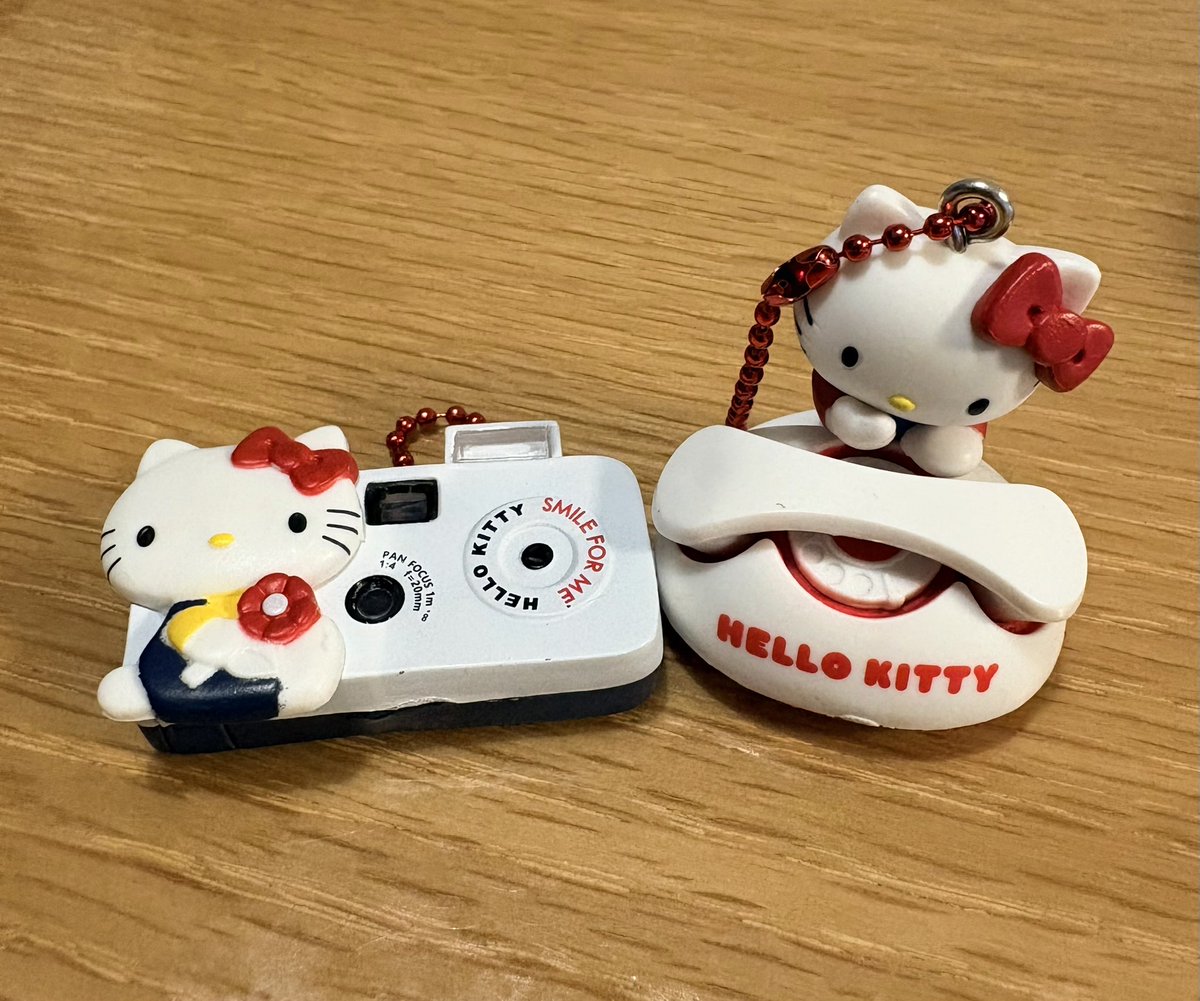cxt101's tweet photo. キティちゃんだらけ🤭
お目当てのたくさんゲットー💗
そしてたまたま行ったところで
キティちゃんのガチャガチャ発見！
かわいいいい♡ https://t.co/rIgZuNEvhz