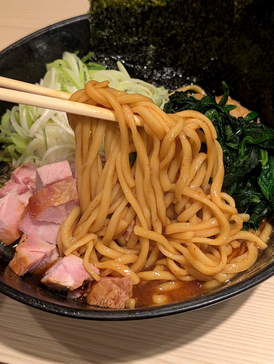 ren_yokohama9's tweet photo. 夜の部から、久々復刻のあぶらそば
やりますよ〜

食券お渡しの際に「あぶらそば変更」と
お伝えください、追加料金ありません。

味噌󠄀以外の、どのラーメンからでも変更できます🙆

店内どこにも表記ないので
SNSご覧の皆様だけのメニューです。

※ご飯は別料金です。

数量限定です、売切れ御免！ https://t.co/ep0FrA0b3p