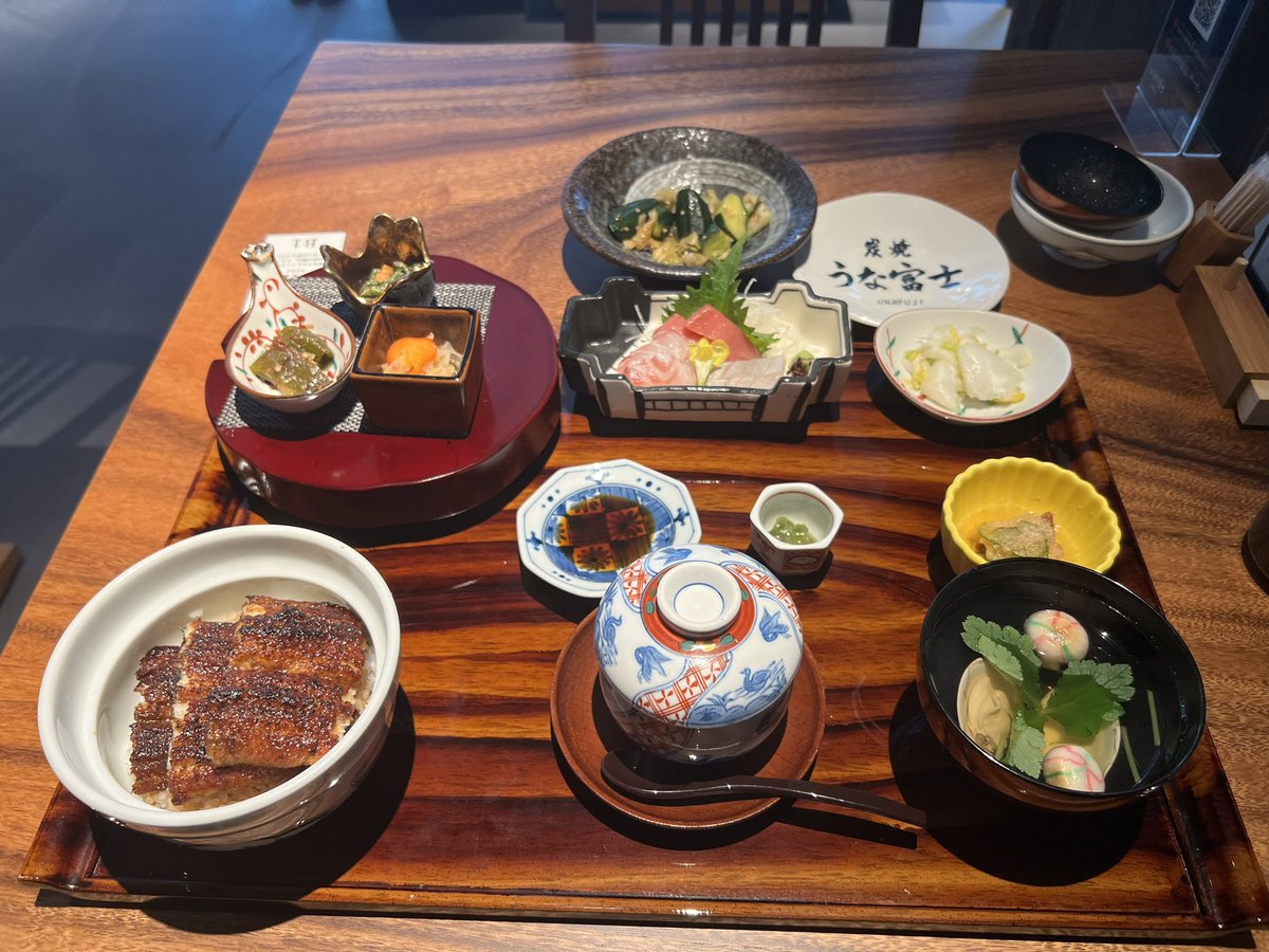 gigeitenn's tweet photo. 所用の為淀屋橋へ♡
淀屋橋のうな富士さんへ♡
鰻大好きではないのですが（嫌いではなく）
ここのところ体力が落ちてる？昨日も仕事あがりに目眩…鰻でも食べて体力つけなきゃ！と（笑）白焼や肝も食べたかったけれど今日は訳あり飲めないので我慢😅
あ、蓋を取り忘れたのは茶碗蒸しです💦 https://t.co/BvgMjPjCFl