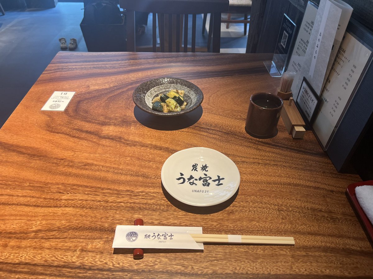 gigeitenn's tweet photo. 所用の為淀屋橋へ♡
淀屋橋のうな富士さんへ♡
鰻大好きではないのですが（嫌いではなく）
ここのところ体力が落ちてる？昨日も仕事あがりに目眩…鰻でも食べて体力つけなきゃ！と（笑）白焼や肝も食べたかったけれど今日は訳あり飲めないので我慢😅
あ、蓋を取り忘れたのは茶碗蒸しです💦 https://t.co/BvgMjPjCFl
