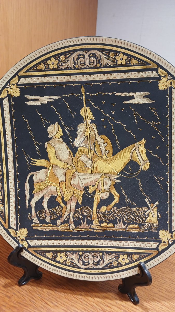 Ozdenist's tweet photo. İki şahane roman karakteri, hemen her aracın arkasında, seramik el boyama banklarda, çelik üstü ince nakış tabaklarda. Öyle hoş ki🩵 https://t.co/ygssoMnhnP
