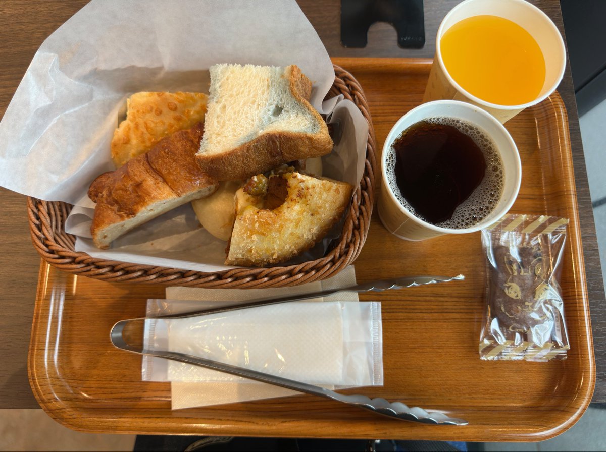 thxtcnbd's tweet photo. 今日は朝8:00の開店に合わせて、
イオン上杉にあるハートブレッドアンティークのパン食べ放題へ

1,120円でパンもドリンクもおかわり自由
店員さんがすぐに補充してくれて、いろんな種類のパン楽しめました！
美味しいパンで朝からお腹いっぱい、大満足
充実した休日の朝ごはんになりました https://t.co/N3K7U7w7en
