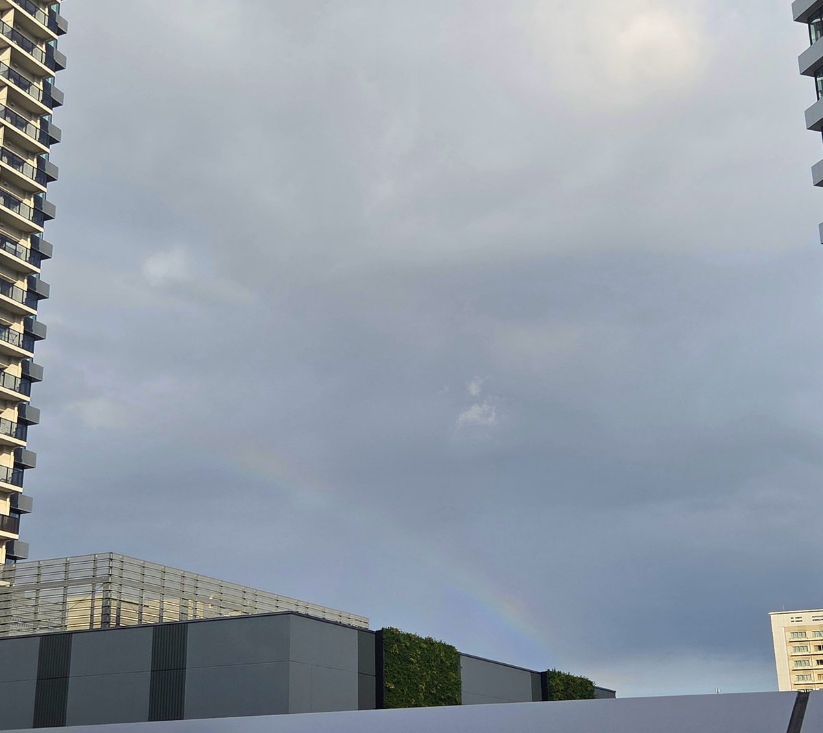 mst385's tweet photo. 有明うっすら虹出てる🌈 https://t.co/uoHZOOL1jj