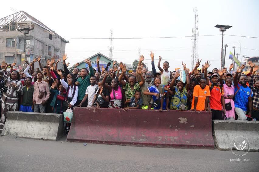JacquesTekesha's tweet photo. Ce vendredi 17 juillet 2026, le Président de la République, Félix-Antoine Tshisekedi Tshilombo, a effectué une visite d’inspection des travaux d’assainissement de la ville de Kinshasa, lancés depuis le mercredi 15 juillet 2026 par la Task Force du Service National (SN), sur le tronçon compris entre l’Échangeur de Limete et l’aéroport international de N’djili. 

Durant son parcours comprenant Quartier 1 jusqu’au saut-de-mouton de Debonhomme, en passant par la place Pascal et le marché de La liberté, le Chef de l’État a été accompagné du Lieutenant-Général Kasongo Kabwik, patron du SN et coordonnateur de la Task Force, qui lui a fourni des explications détaillées des opérations effectuées et celles à venir, à savoir : la salubrité de la chaussée, la gestion des déchets, le curage des caniveaux, la gestion des passagers et l’amélioration des espaces libres.

Satisfait de la bonne qualité du travail dont les premiers résultats impressionnants ont été salués par l’immense foule issues des quartiers environnants, le Chef de l’État a félicité les nouveaux bâtisseurs pour la discipline, le professionnalisme et l’amour qu’ils manifestent constamment envers la patrie.