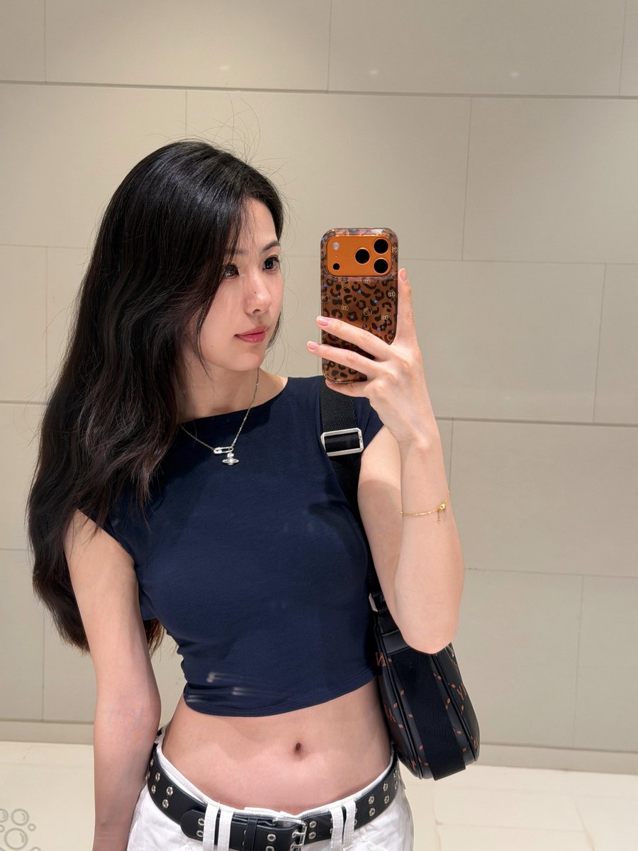 OmenmaDaniel's tweet photo. 不放过每一面镜子|||又是一个下班日✌🏻 突然发现，原相机的中性风格拍人像好清透 #周末 #今天长这样明天我再想办法 #爱穿啥穿啥 #读博日记 #对镜拍 https://t.co/RJlsmjJNQO