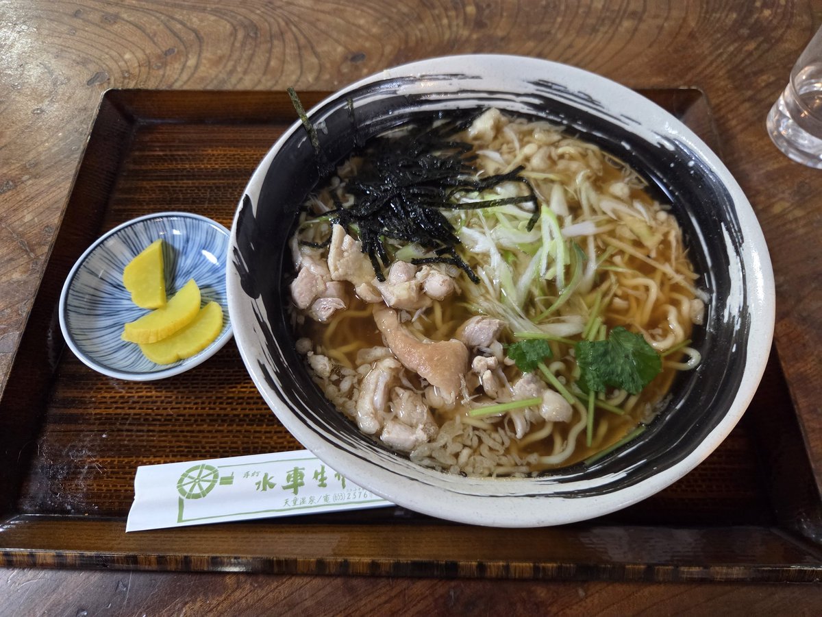 benben2106yanky's tweet photo. 天童市☆手打ち水車生そば♪元祖鳥中華870円♪皿谷から直行🚙💨13時過ぎでも行列初訪回転が早いから30分待ちにて着席‼️蕎麦も旨そぉ🤤だが元祖🍜‼️活気ある店内良いね👍あっさり和風出汁の醤油スープ(,,•д•,,)ﾝﾏｯ!!プリっとした中太縮れ麺馴染むプルっと鶏肉に天かすメンマ海苔☘️‼️サクっと食べて完食完飲😍✌️御馳走様でしたm(_ _)m