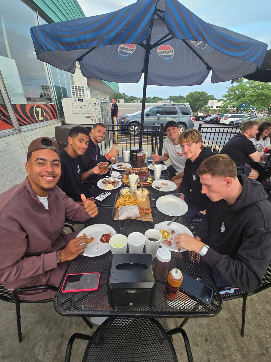 TouchlineX's tweet photo. 🚨 𝗡𝗘𝗪: The England team enjoying their BBQ. https://t.co/LXEEPbMaxF