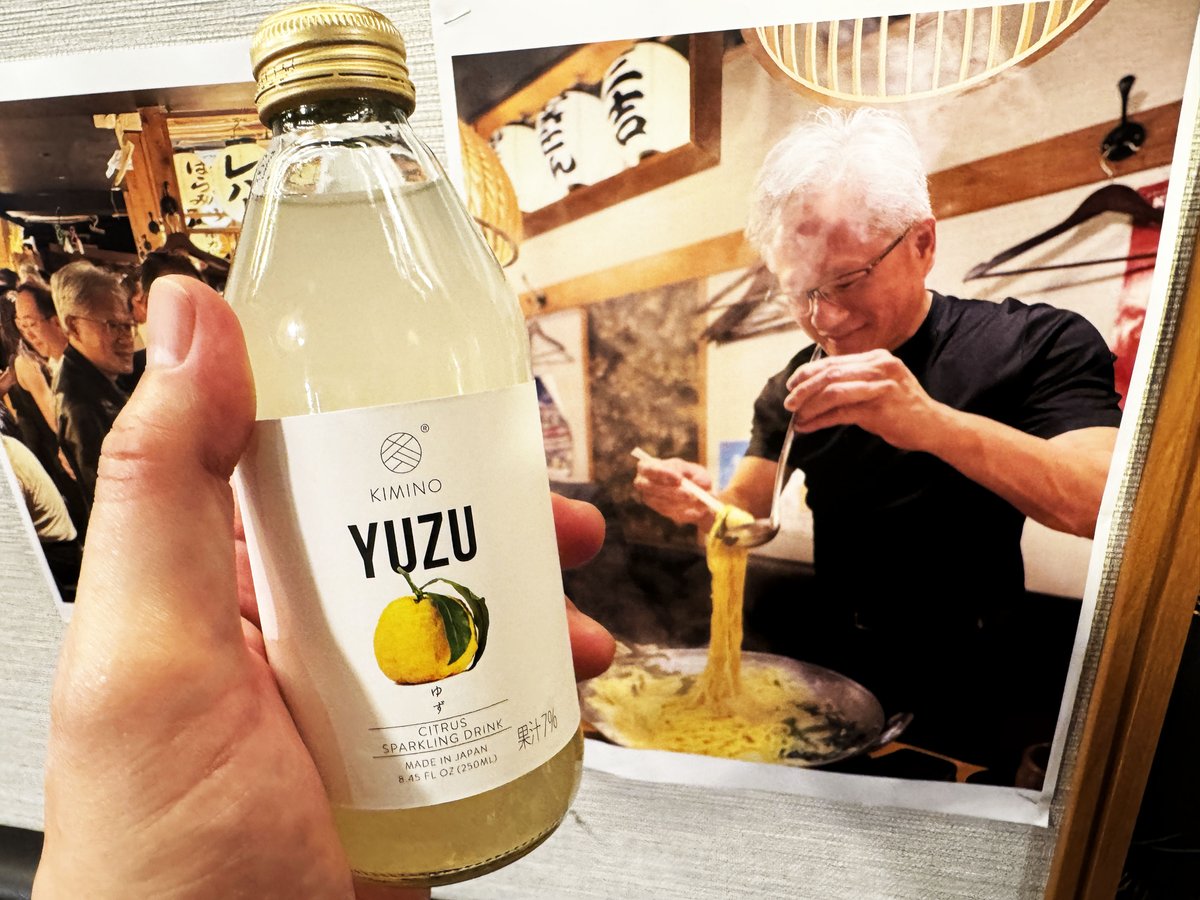 kudo_pon's tweet photo. NVIDIAのジェンスン・フアンCEOが訪れた激安居酒屋「やきとん三吉」(東京・神田)ですが、周囲の人たちに配った贈り物はアンパンだけではありませんでした。

店員さんにも贈り物があったようで、1本300円以上する柚子ドリンクを複数もらったとのこと。その1本をご厚意でいただいた。

このドリンクはKIMINO DRINKS株式会社の「YUZUスパークリングジュース」で、日本と米国向けに販売している希少品。調べたところ、手で摘み取った柚子・兵庫県の水・有機サトウキビで仕上げた果汁ドリンクだった。

なんでもいいから適当に配るのではなく、しっかりと良いもの、受け取って嬉しいと感じるものを配っていると思われる。まさに品質重視のエヌビディア飯であり、半導体グルメといえる。

ちなみにこの居酒屋だが「飲み放題NVIDIAコース」の提供を開始したとのことで、フアンCEOが食べた料理と同じものが食べられるとのこと。フアンCEO来店記念写真コーナーも拡大しているので、半導体好きは聖地にぜひ 笑！