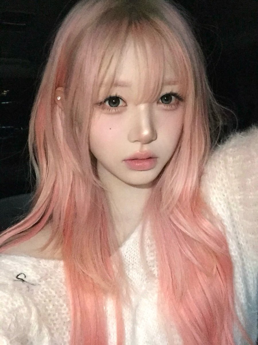 BRRY502's tweet photo. 자꾸생각나는핑크머리그여자… https://t.co/yhlLwpQXY1