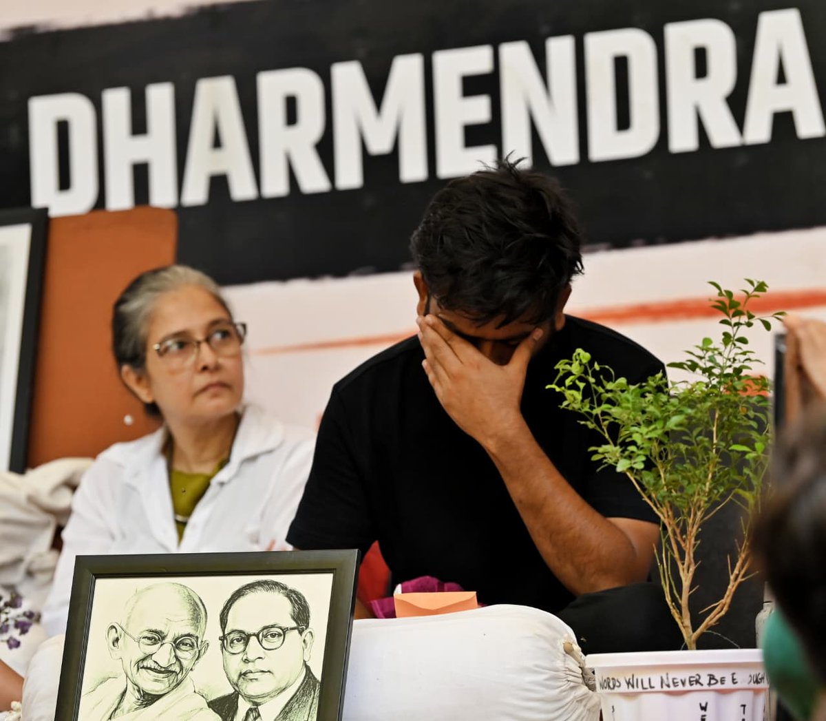 timesofindia's tweet photo. #InPic | Cockroach Janta Party founder Abhijeet Dipke sits on a hunger strike at Jantar Mantar in New Delhi on Saturday after activist Sonam Wangchuk was shifted from the protest site to Safdarjung Hospital by Delhi Police.
πΈ Tarun Rawat / TOI
Catch every update on the TOI App π https://t.co/ogFaRsVinV
#SonamWangchuk #HungerStrike #JantarMantar #Delhi #NEET #NEETProtest #StudentProtests #IndiaNews