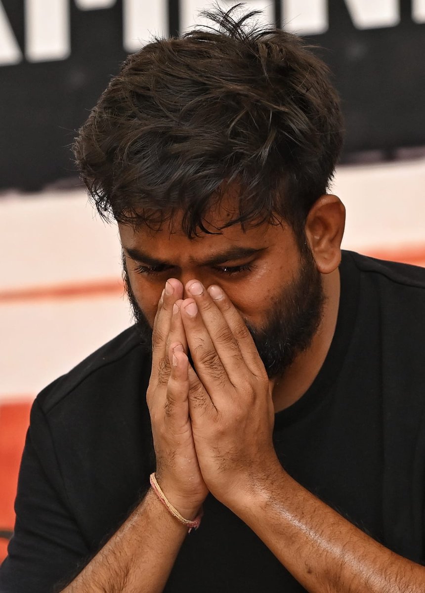 timesofindia's tweet photo. #InPic | Cockroach Janta Party founder Abhijeet Dipke sits on a hunger strike at Jantar Mantar in New Delhi on Saturday after activist Sonam Wangchuk was shifted from the protest site to Safdarjung Hospital by Delhi Police.
πΈ Tarun Rawat / TOI
Catch every update on the TOI App π https://t.co/ogFaRsVinV
#SonamWangchuk #HungerStrike #JantarMantar #Delhi #NEET #NEETProtest #StudentProtests #IndiaNews