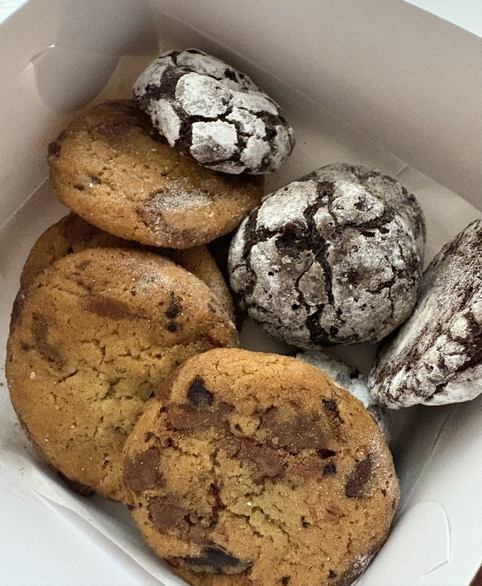 pauloveswilbea's tweet photo. Freshly baked cookies and crinkles by @beabinene 😋🤤 #BeaBakes https://t.co/ls4Bft4x17