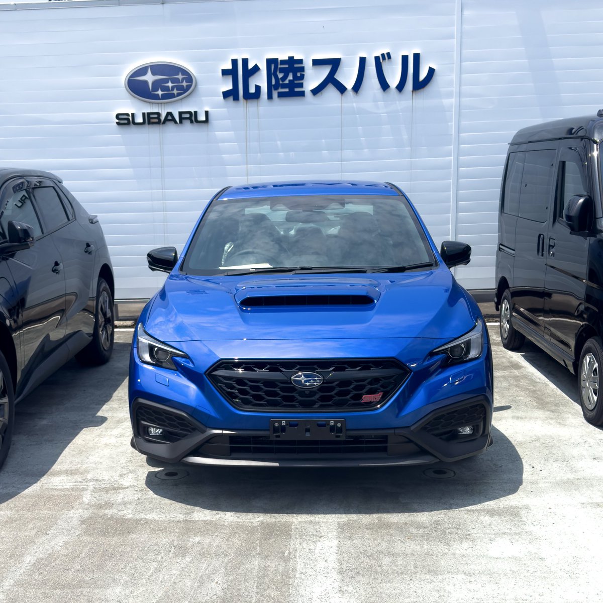 gonta1003's tweet photo. 実車を見てきました。
納車も少し早まりそうで、25日納車になるかもです。
#SUBARU
#WRX
#STi
#SportSharp 
#納車待ち https://t.co/e4RhLJlSiU