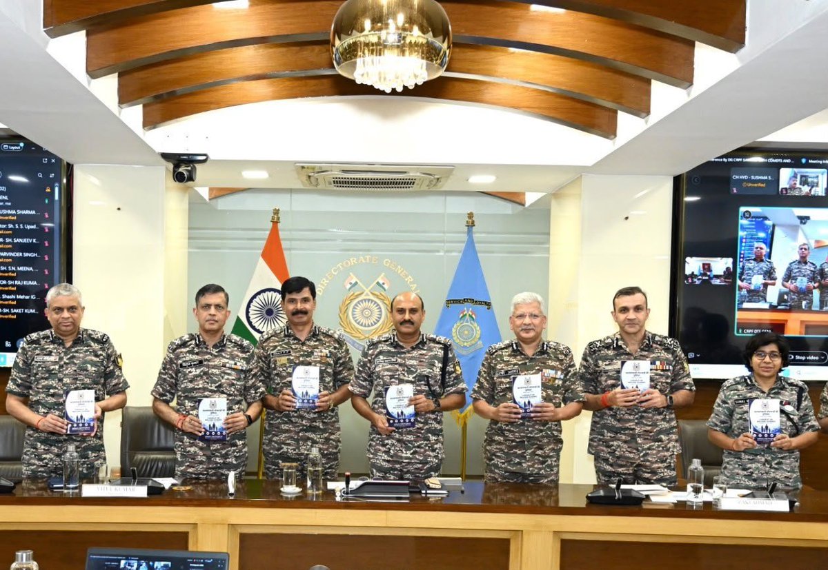 Newsofpmc's tweet photo. CRPF जवानों और उनके परिवारों के लिए बड़ी पहल!

डीजी CRPF द्वारा सेवारत एवं सेवानिवृत्त CRPF जवानों , उनके परिवारों तथा शहीद जवानों के परिजनों के लिए उपलब्ध सभी कल्याणकारी योजनाओं की जानकारी देने वाली एक व्यापक पुस्तिका (Welfare Booklet) का विमोचन किया।

इस पुस्तिका के माध्यम से जवानों और उनके परिवारों को विभिन्न कल्याणकारी योजनाओं की जानकारी एक ही स्थान पर आसानी से उपलब्ध होगी, जिससे उन्हें समय पर लाभ लेने में मदद मिल सकेगी ।