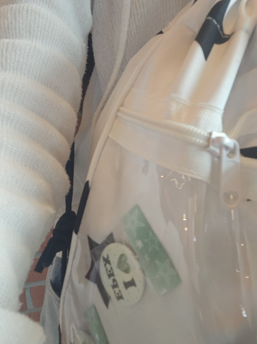baeksoon_i's tweet photo. 카페 앞에 있어요! 나눔 받아가세요~! https://t.co/Fj6kR7F1yS