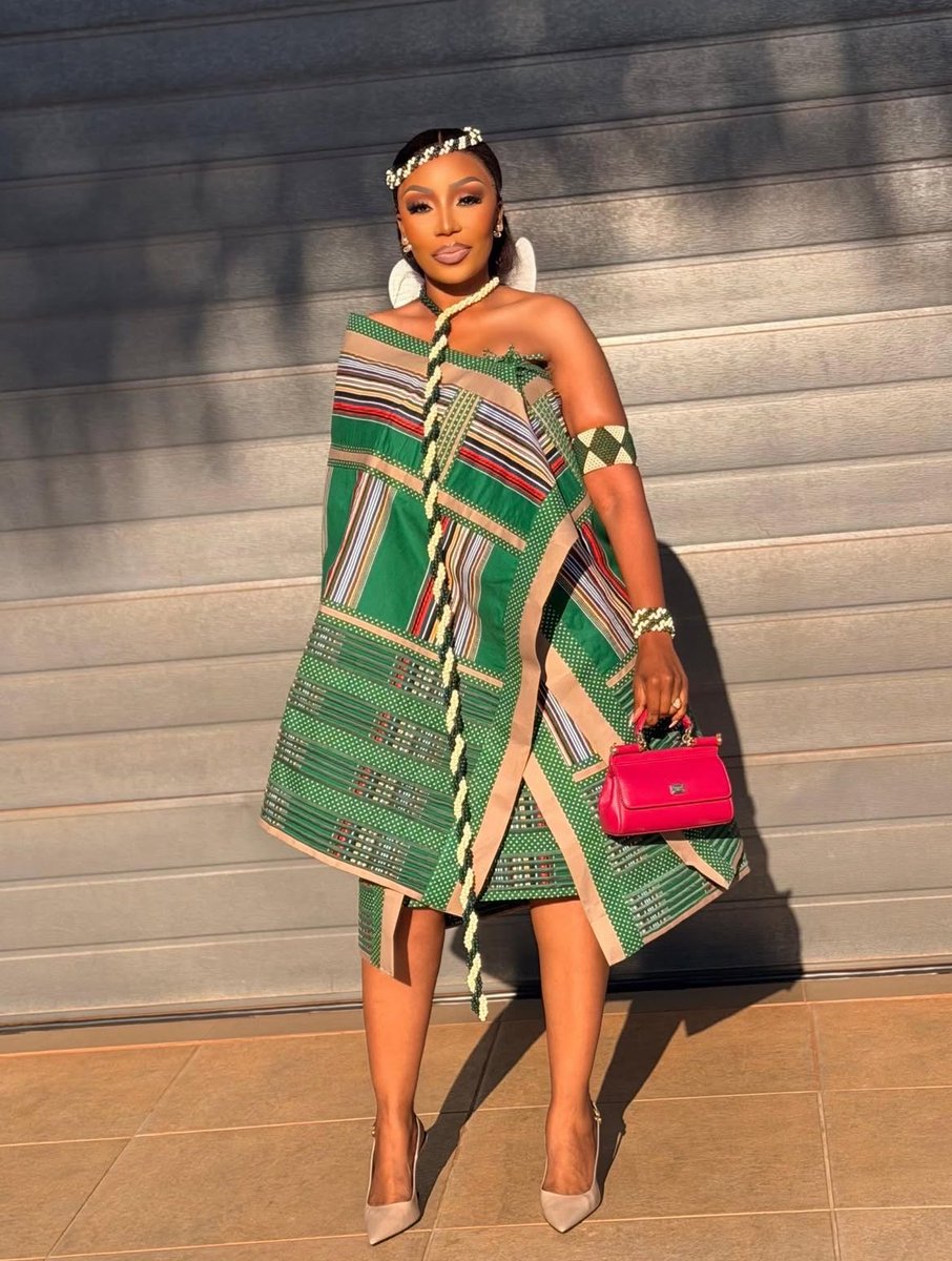 Mqammy_Enhle11's tweet photo. Venda tradition is beautiful 🤩 she’s styled it so effortlessly and beautifully I like it🔥🔥🔥🔥🔥🔥🔥🔥🔥🔥 https://t.co/YraNCzg5Or